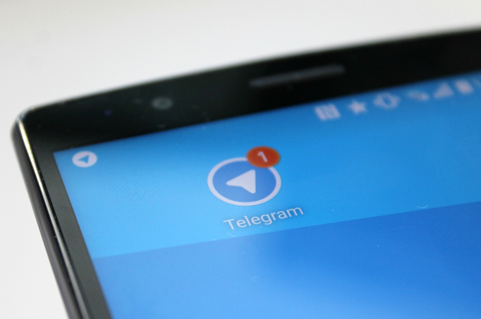 Trapelano le immagini del prossimo aggiornamento di Telegram: più swipe, Material Design e un nuovo video player