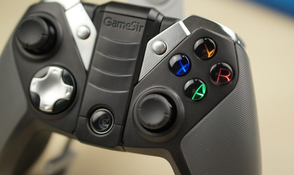 Amazon, in sconto sino al 60% due gamepad per Android e PC e power bank solare da 15.000mAh