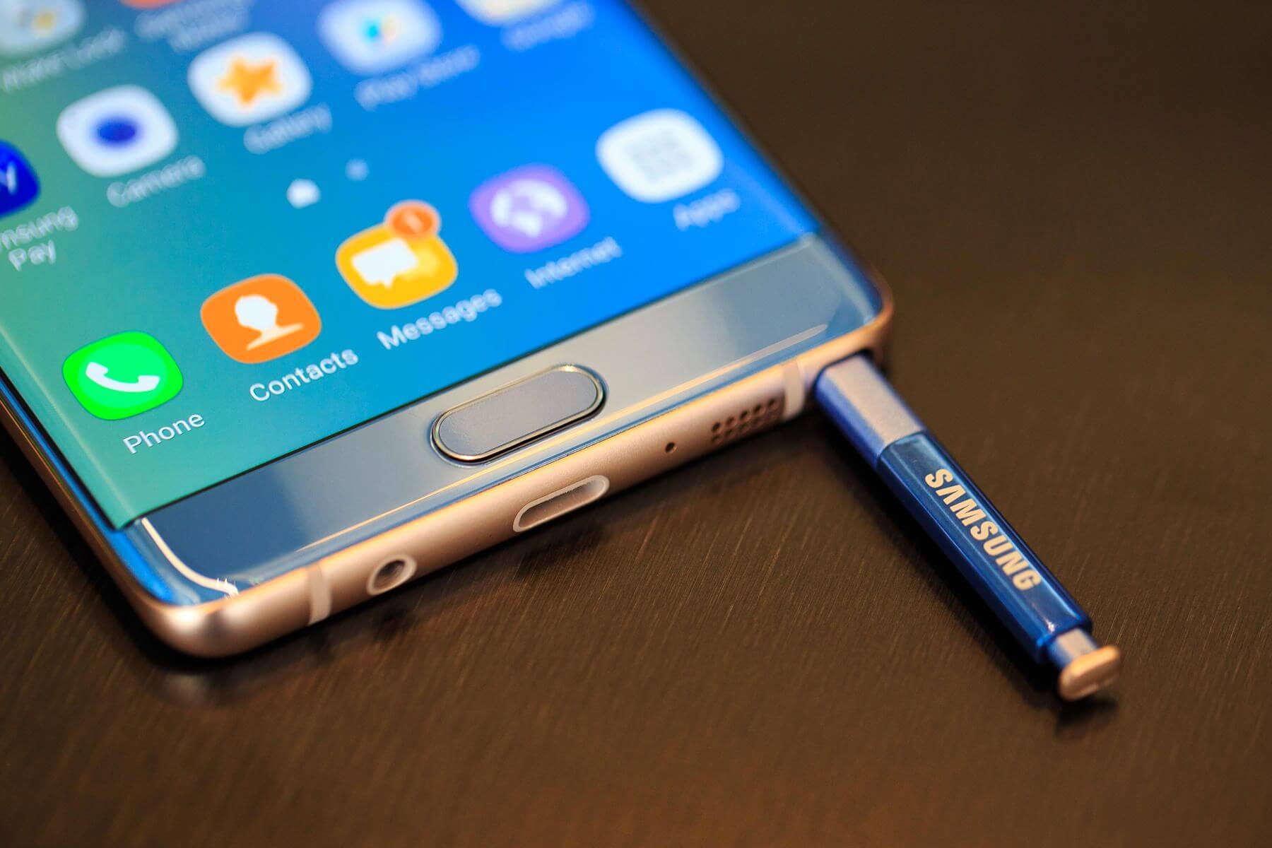 #Sfondodelgiorno: 30 sfondi AMOLED per smartphone (e perchè sono importanti)